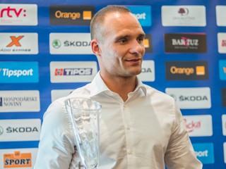 Andrej Sekera s trofejou pre Hokejistu roka 2016.