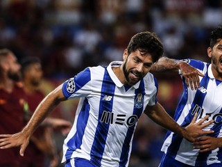 Hráči FC Porto sa tešia v zápase proti AS Rím. Portugalský klub napokon postúpil do skupinovej fázy.