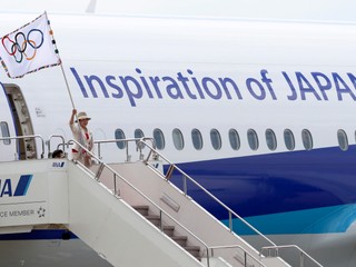 Olympijská vlajka pristála v dejisku budúcej olympiády. Priletela s ňou starostka Tio Juriko Koikeová.