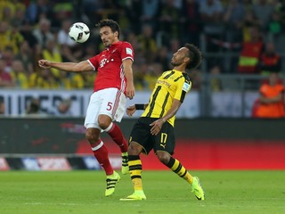 Jedným z najdrahších prestupov bol práve odchod Matsa Hummelsa (v červenom) z Borussie Dortmund do Bayernu Mníchov. Hummels si už proti svojim stihol zahrať.