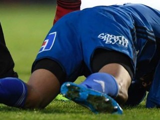 Vo Švédsku napadol divák brankára. Pre prehratú stávku