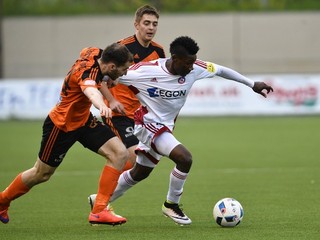 Samuel Kalu (vpravo).