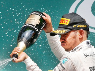 Lewis Hamilton ovládol posledné štyri veľké ceny.