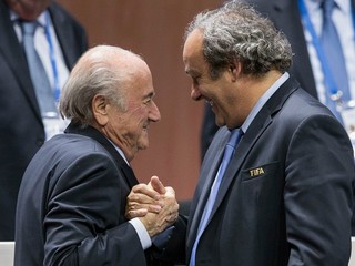 Sepp Blatter (vľavo) a Michel Platini.