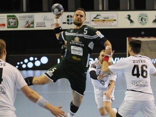 Hádzanári Prešova a Hlohovca (v bielom) sa v uplynulom ročníku stretli vo finále.