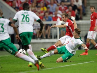 Kapitán Philip Lahm (druhý sprava v červenom drese) strelil štvrtý gól Bayernu.