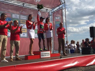 Do červeného trička sa obliekol Nairo Quintana.