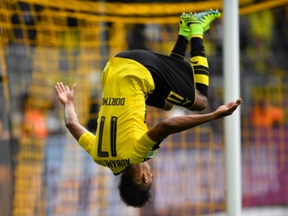 Pierre-Emerick Aubameyang oslávil svoje oba góly saltami.