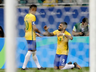 Gabriel Barbosa (kľačiaci) je prirovnávaný práve k hviezdnemu krajanovi Neymarovi.