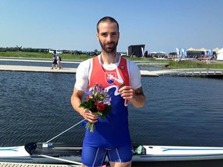 Lukáš Babač pózuje s bronzovou medailou.