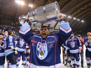 Vlastimil Lakosil dvíha nad hlavu majstrovský pohár.