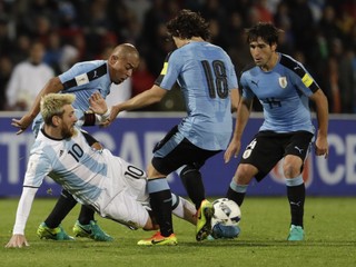 Lionel Messi (10) je zranený.