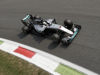 Lewis Hamilton na trati v Monze.