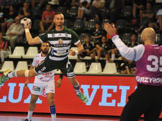 Dominik Krok z Prešova pred brankárom Rafalom Grzybowskym z Differdange.