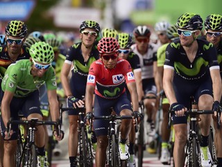 Nairo Quintana (uprostred v červenom drese lídra Vuelty).