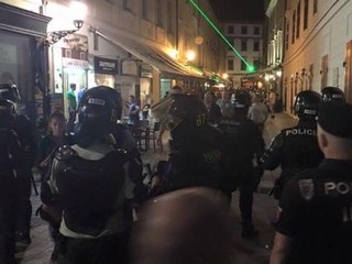 Anglickí výtržníci sa bili v Bratislave, polícia zadržala aj Slovákov