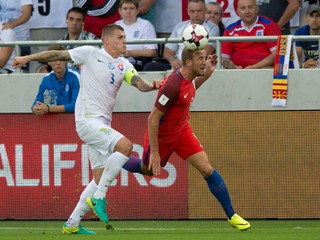 Škrtel (vľavo) po dvoch fauloch na Harryho Kana oslabil Slovensko.