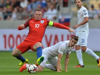 Wayne Rooney (vľavo) v súboji s Petrom Pekaríkom v zápase kvalifikácie MS Slovensko - Anglicko 0:1.