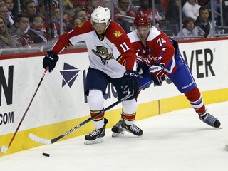 Jonathan Huberdeau (11) a obranca Washingtonu John Carlson.