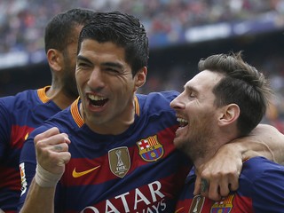 Lionel Messi (vpravo) sa raduje po góle so spoluhráčom Luisom Suarezom.