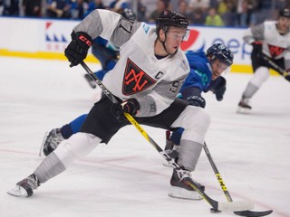 Connor McDavid (v popredí).