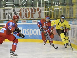 Na snímke zľava Igor Bobček a Róbert Huna (obaja Liptovský Mikuláš) a Matúš Matis (MsHK Žilina) počas hokejového zápasu 1.kola Tipsport Ligy MsHK Žilina - MHk 32 Liptovský Mikuláš 9. septembra 2016 v Žiline.