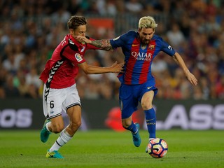 Lionel Messi z FC Barcelona (vľavo) v súboji o loptu s Marcosom Llorentem z Alavesu.
