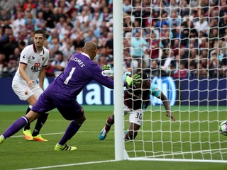 Michail Antonio (vpravo) strelil oba góly West Hamu United.