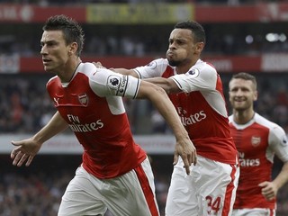Laurent Koscielny (vľavo) v drese Arsenalu.