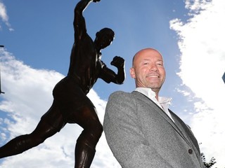 Shearerovi sa jeho socha páči.