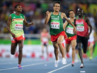 Alžírčan Baka (vpravo) sa stal víťazom behu na 1500 m medzi zrakovo postihnutými na paralympijských hrách.