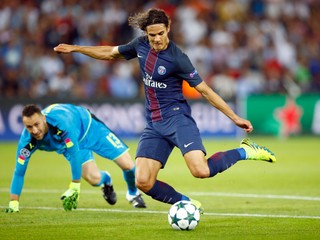 Edinson Cavani strieľa gól Arsenalu.