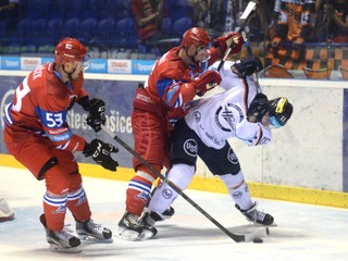 Hráči Liptovského Mikuláša (v červenom) Košičanov trápili, ale gól sa im nepodarilo streliť.