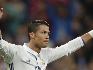 Cristiano Ronaldo po svojom góle zdvihol ruky nad hlavu, čím sa ospravedlňoval fanúšikom Sportingu Lisabon, kde v mladom veku hrával.