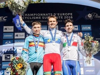 Riabušenko (v strede) slávi víťazstvo v kategórii do 23 rokov.