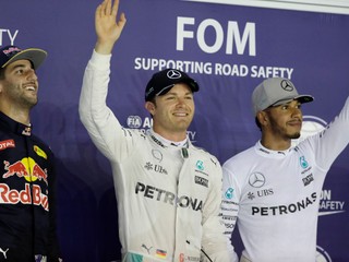 Zľava Ricciardo, Rosberg a Hamilton - najlepší traja pretekári v kvalifikácii na VC Singapuru.