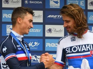 Alaphilippe gratuluje Saganovi k triumfu.