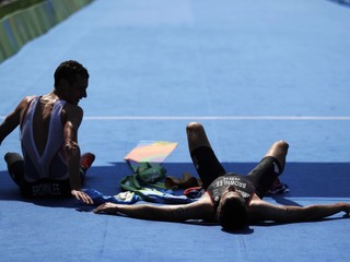 Alistair Brownlee (vľavo) brata Jonnyho do cieľa podopieral a bežal s ním. Titul majstra sveta mu však ušiel o päť bodov.