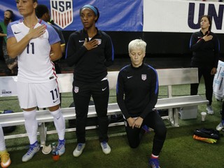 Americká futbalistka Megan Rapinoeová kľačí počas hrania hymny. 