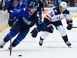 Na snímke zo zápasu proti USA preniká Tomáš Tatar okolo T. J. Oshieho.