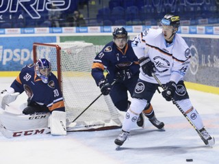 Hráč Košíc Tomáš Hričina (vpravo) sa pokúša prihrávkou nájsť niekoho zo spoluhráčov pred bránou tímu SR 20.