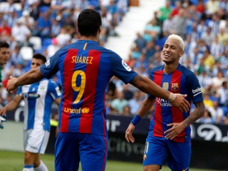 Neymar (vpravo) oslavuje gól do siete Leganés so spoluhráčom Luisom Suárezom.