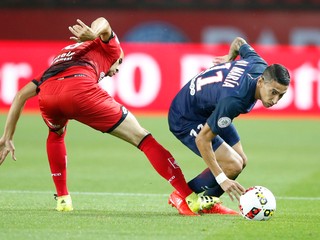 Ángel di María (vpravo) z PSG sa pokúša s loptou preniknúť cez Arnolda Bouku Moutoua.