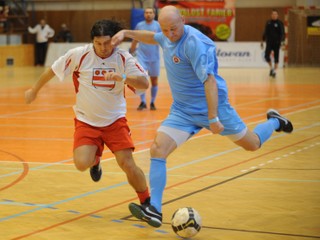 Na snímke z roku 2009 Július Šimon (vpravo) strieľa počas zápasu 14. ročníka futbalového turnaja osobností Westton Cup 2009 v Prešove.