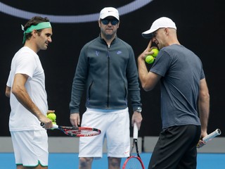 Roger Federer (vľavo) so svojimi trénermi - Lüthim (v strede) a Ljubičičom.