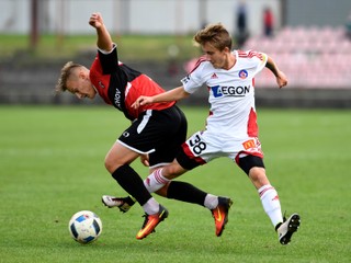 Hráč Púchova Branislav Gamboš (vľavo) a strelec trenčianskeho gólu Filip Halgoš  v zápase 3. kola Slovenského pohára Slovnaft Cup-u.