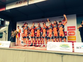 Tím BMC Racing vyhral tímovú časovku.