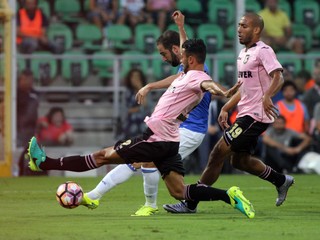 Gonzalo Higuain (v modrom) sa proti Palermu nepresadil. Jeho tím napriek tomu uspel.