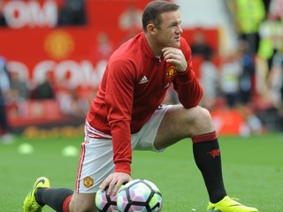 Wayne Rooney počúva kritiku z každej strany. Naposledy ho Mourinho vynechal zo základnej zostavy.