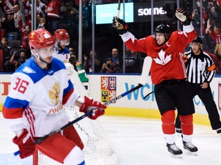 Sidney Crosby sa teší z gólu svojho spoluhráča Brada Marchanda, na ktorý prihrával. Rusi smútia.